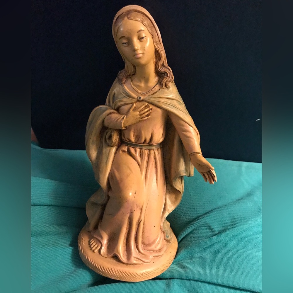 Mary kneeling. 7.5 scale. Vintage made in Italy